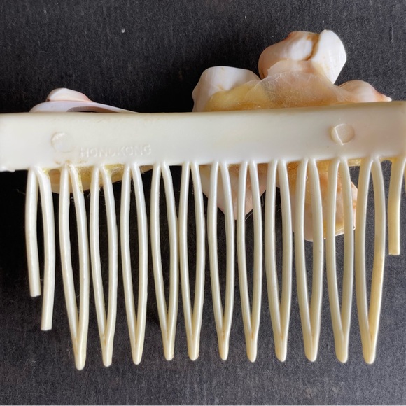 Vintage Shell Flower Hair Comb - Picture 3 of 3